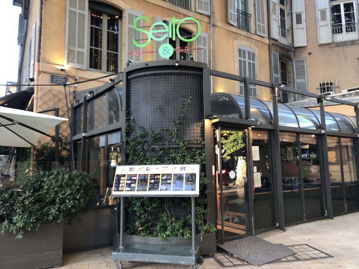 video MTV - Installation de mini-hottes de table de restaurant réglable en hauteur au Seito